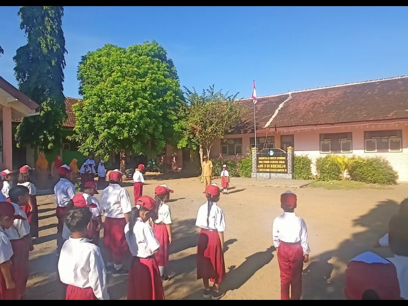 UPACARA RUTIN HARI SENIN
