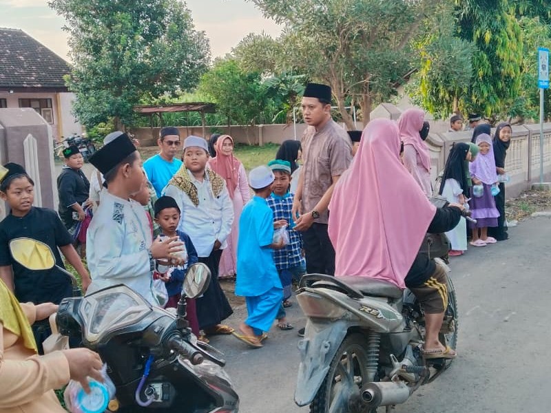 Pembagian Takjil